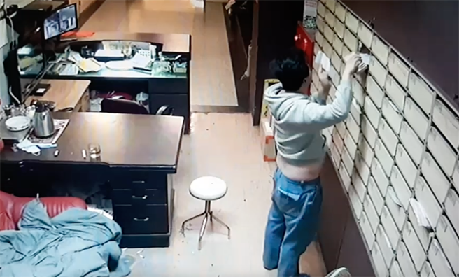 住户控诉王男还会偷看其他人的信件，离谱行径让大家气愤不已。（翻摄照片／林郁平台北传真）