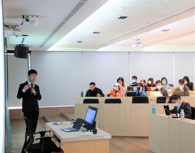 （CR再生能源处周侑陞组长于现场分享台湾现有海事检验法规要求及对应现场检验常见问题。图/CR提供）