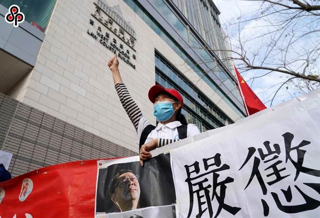 香港代表委員全力支持全國人大完善香港特區選舉制度。圖為3月1日香港市民在西九龍裁判法院門口集會，要求嚴懲「亂港分子」。（中新社）