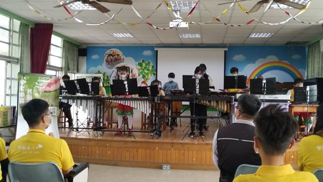 热情的龙巖国小娃娃花鼓队带来传统花鼓精彩迎宾演出，小打击乐团为龙巖基金会志工们演奏邓丽君知名的歌曲。(龙巖集团提供)