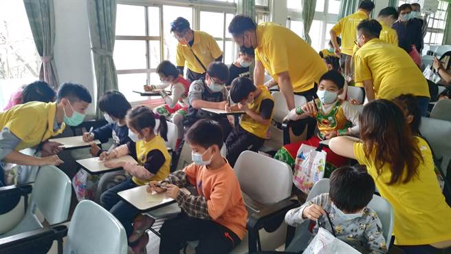 小朋友们开心地写下今年想收到圣诞礼物的愿望，龙巖基金会将带回去邀请同仁们一起来完成他们的心愿。(龙巖集团提供)