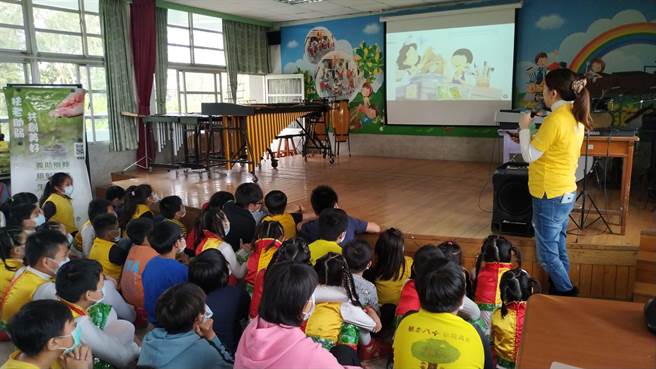 龙巖慈善基金会特地分享彩虹爱家协会出版的"不死鸟"故事绘本，教育孩童们当面临宠物、家人离世时，该如何抒发悲伤，拥有正面的情绪，让生命和爱更有意义。。(龙巖集团提供)