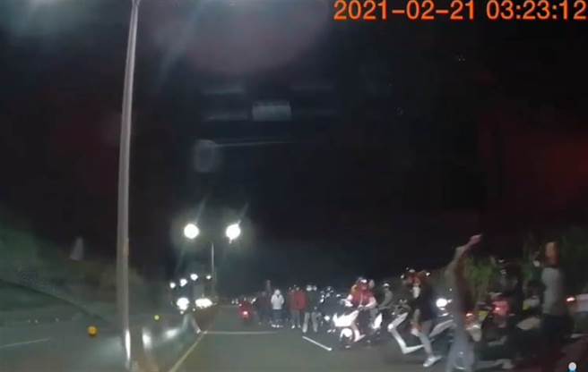 有民眾在脸书社团爆料公社上传影片指出，有民眾在金山往石门间、台2线36公里处「封路飙车」。(翻摄自爆料公社)