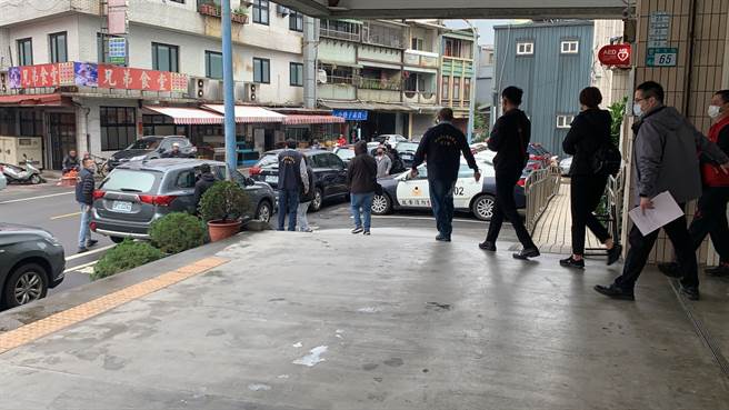 警方事后逮捕16名飙车族并查扣车辆。(金山分局提供)