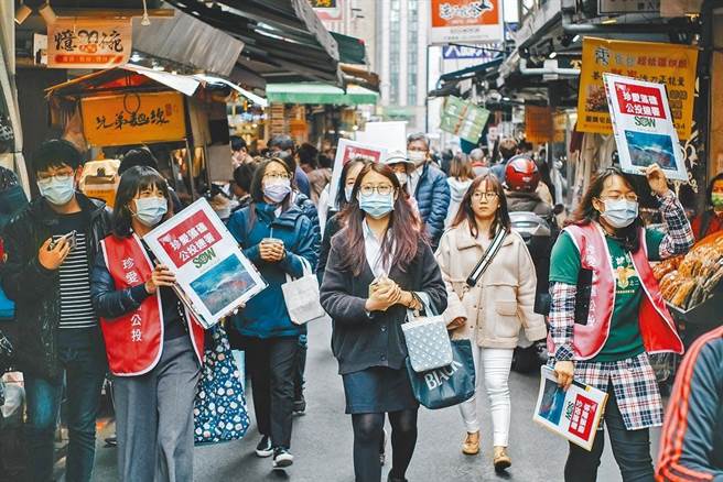 藻礁公投连署日前已达35万安全门槛。图为藻礁公投小组4日在四平街进行游走式连署快闪，要力拚50万份。（郭吉铨摄）