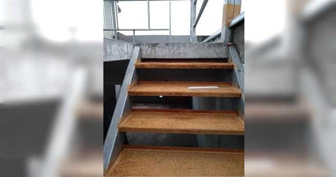 小凱買的透天厝因工程行許姓負責人拿錢卻罷工，導致頂樓樓梯沒有屋頂，下雨天時水都會灌進家裡。（圖／讀者提供）