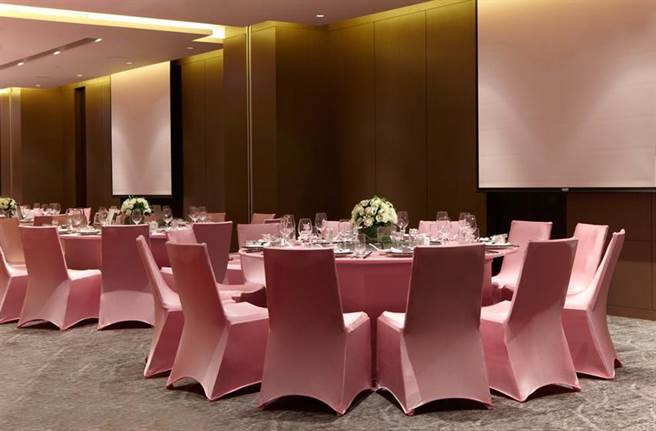 （台北寒舍艾美酒店宴会厅推出微型宴会专案，标榜拉宽椅距，并採位上服务。图／寒舍艾美酒店提供）