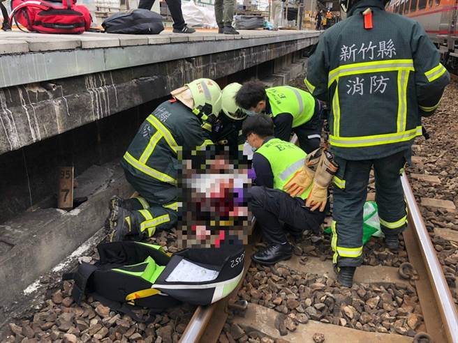 新丰火车站5日上午发生一名男子坠入火车铁轨的事故。（翻摄照片／庄旻静新竹传真）