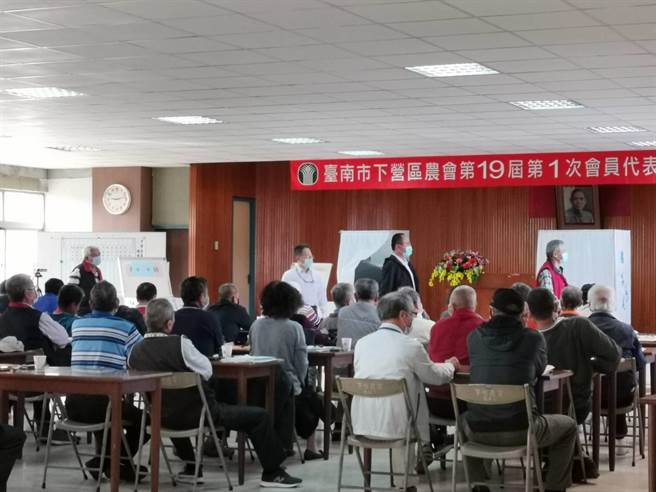 台南市下营区农会5日上午举行会员代表大会，改选理、监事及市农会代表，在野派挑战成功。（刘秀芬摄）