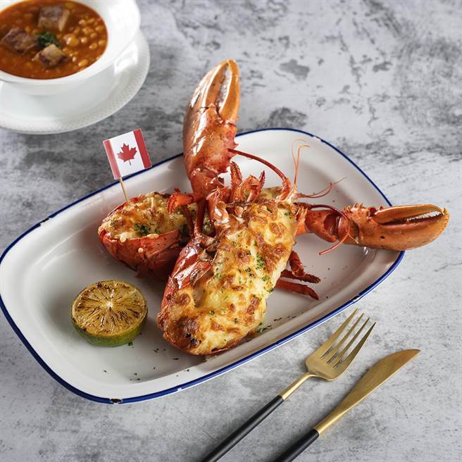 台北远东国际大饭店「远东Cafe」自助餐厅 加拿大美食节，加价558元即可享用整只现捞活加拿大龙虾 。(图／香格里拉台北远东国际大饭店）