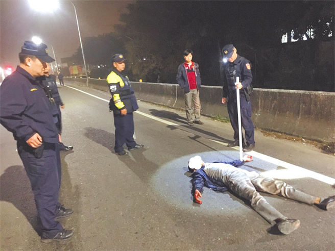 越籍移工酒後狠殺2同鄉，死者妻求死刑未如願仍判無期，圖為裴姓移工遭逮畫面。(中時資料庫)