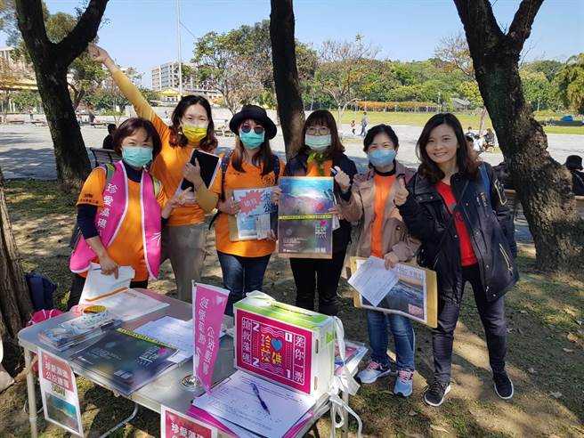 公投小組號召支持者週六穿上象徵桃紅色衣服，一同歡慶藻礁公投成案。（珍愛藻礁公投小組提供／黃婉婷桃園傳真）