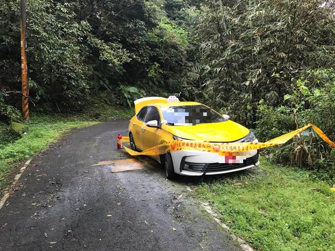 新北市消防局今（5日）上午8时许获报，石碇区八分寮产业道路、往土库尖方向有一辆计程车起火燃烧，警消前往救援，但车内64岁林姓男子已无生命迹象。（民眾提供／叶书宏新北传真）