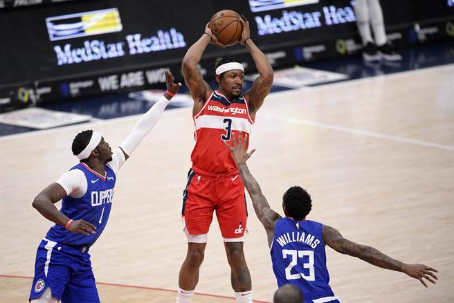 毕尔最后时刻抢到进攻篮板，也让快艇输得莫名其妙。(美联社)