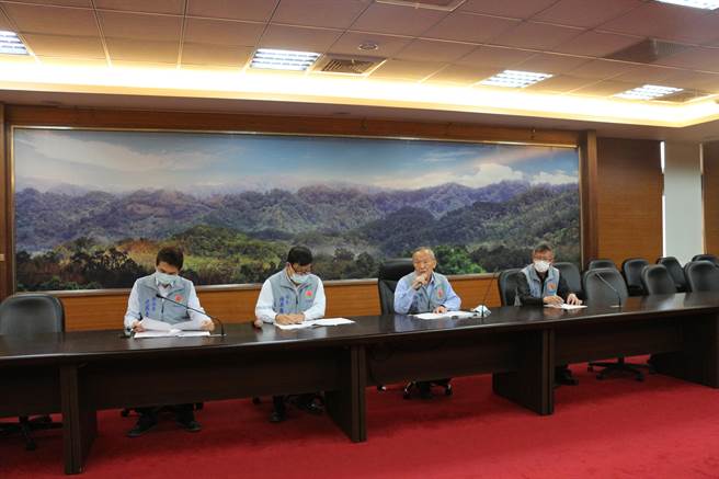 苗栗县长徐耀昌5日宣布中止坤舆公司试运转计画，盼坤舆公司先与乡亲沟通取得共识，研议可行回馈乡里机制。（巫静婷摄）