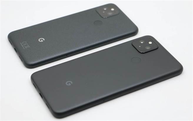 Pixel 4a 5G以及Pixel 5（上）。（黄慧雯摄）