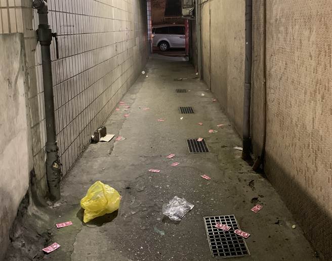 北市万华分局3日前往钻石大楼一扫应召站业者，负责人见警察上门，竟偷偷将库存保险套撒在后巷，当场被警方逮个正着。（图／警方提供）