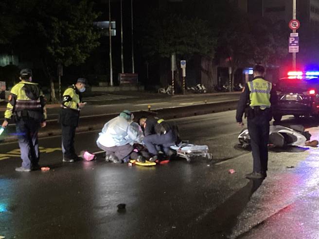 救護人員幫蔡婦進行CPR，並立即將她送醫急救，但仍因傷重不治。（翻攝照片／林郁平台北傳真）