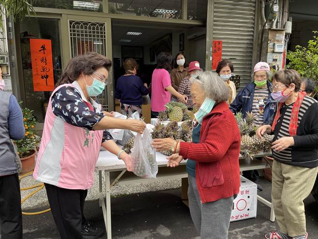 市议员邱素贞自掏腰包购买了上百颗台湾凤梨，分送水噹噹关怀据点长辈与志工。（冯惠宜摄）