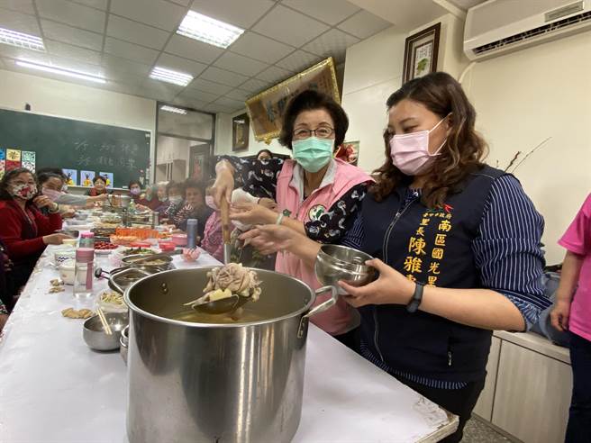 台中市水噹噹关怀据点，5日在东区立德街举办新春同乐会，市议员邱素贞购买凤梨分送长辈与志工；国光里长陈雅惠「加码」亲自下厨烹饪凤梨料理。（冯惠宜摄）