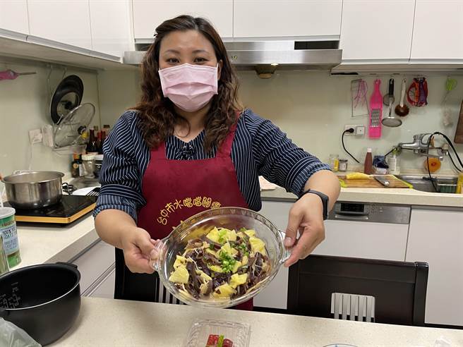 台中市水噹噹关怀据点，5日在东区立德街举办新春同乐会，市议员邱素贞购买凤梨分送长辈与志工；国光里长陈雅惠「加码」亲自下厨烹饪凤梨料理。（冯惠宜摄）