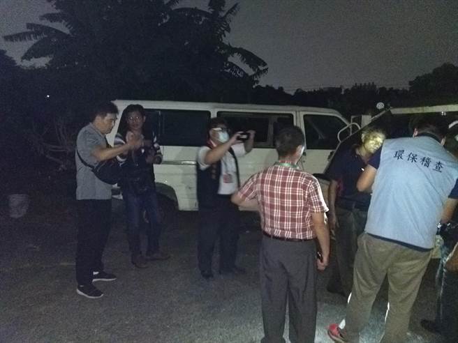 GPS辅助追踪拦车受检。（台北市环保局提供／张立勋台北传真）