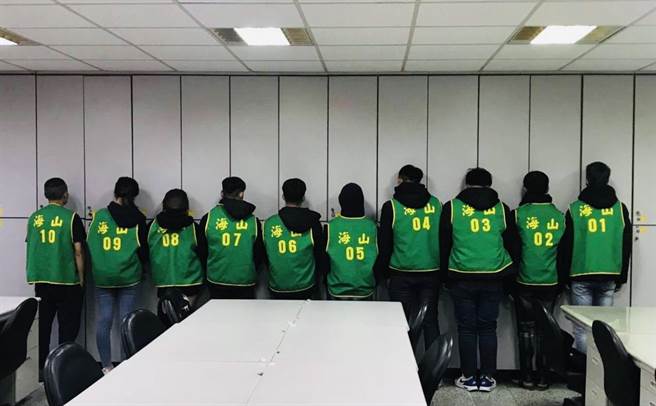 林姓机车骑士不满被计程车按喇叭，率眾包围计程车理论，更用安全帽敲打计程车后照镜恐吓。（叶书宏翻摄）