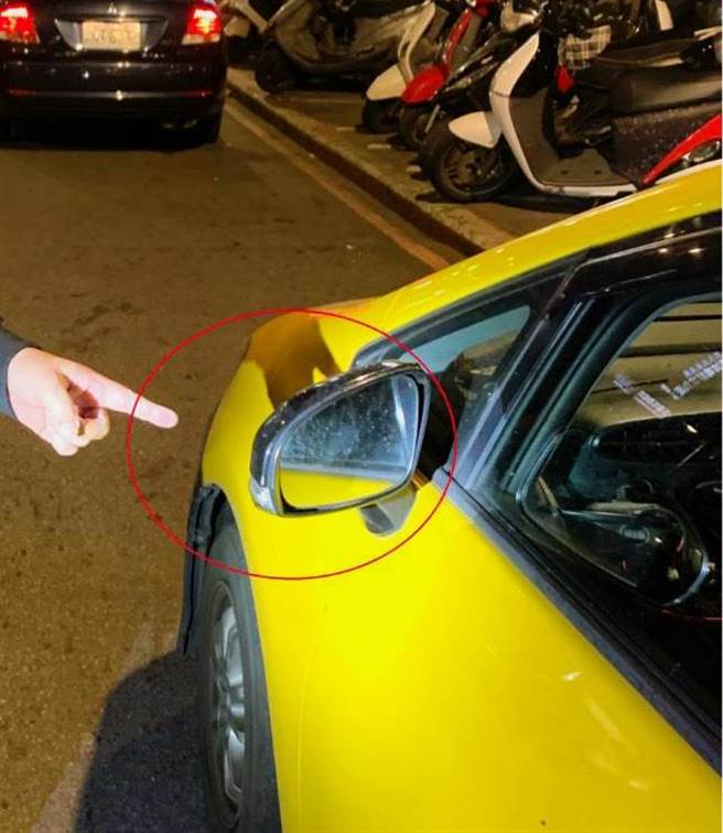 林姓机车骑士不满被计程车按喇叭，率眾包围计程车理论，更用安全帽敲打计程车后照镜恐吓。（叶书宏翻摄）