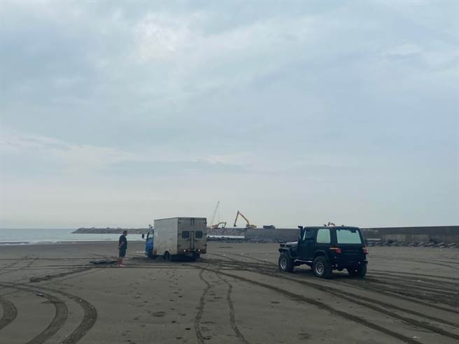 粗心货车驾驶贪图落日美景开入沙滩受困，林口警偕同游客急救援。(苏育宣翻摄)
