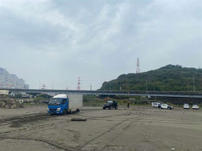 粗心货车驾驶贪图落日美景开入沙滩受困，林口警偕同游客急救援。(苏育宣翻摄)