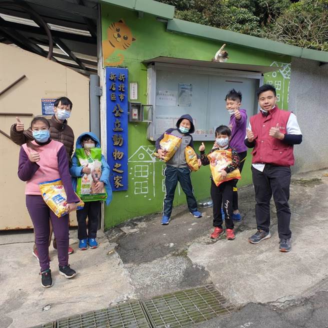 新北市石碇区云海国小全校师生共同决定将去年圣诞二手义卖会所得1万3538元，购买物资捐赠给新店动物之家收容毛宝贝。（动保处提供）
