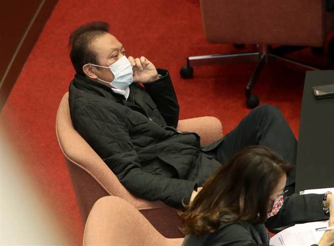 身陷收贿弊案的立委苏震清5日出现立法院议场，在位子上滑手机，稍后也与民进党立委一同对国民党的提议进行投票（郑任南摄）