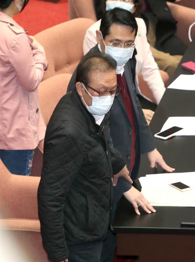 身陷收贿弊案并宣布退出民进党的立委苏震清（下）5日出现立法院议场，与民进党立委江永昌（上）等昔日的同党同志互动打招呼。（郑任南摄）