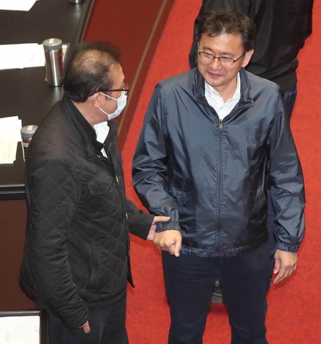 身陷收贿弊案并宣布退出民进党的立委苏震清（左）5日出现立法院议场，与民进党立委黄国昌（上）等昔日的同党同志互动打招呼。（郑任南摄）
