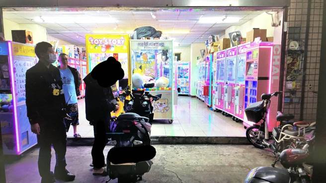 2名男子试图偷窃娃娃机内的商品，不巧业者刚好在看监视器画面。（姜霏翻摄）