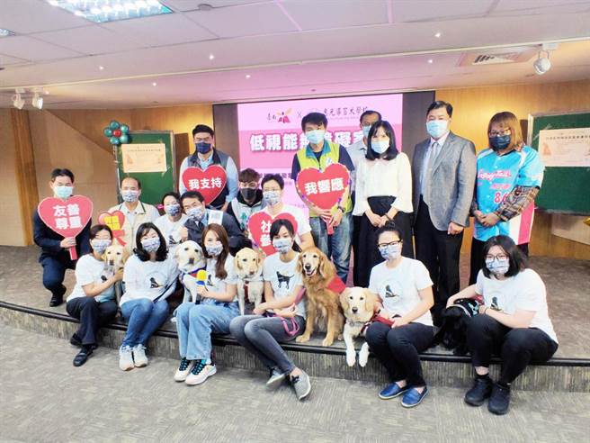 台南市政府签署「低视能无障碍家园宣言」后，将打造低视能无障碍家园。（洪荣志摄）