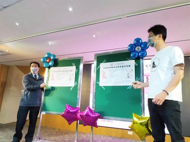 台南市长黄伟哲与惠光导盲犬学校校长曾瀚霖共同签署「低视能无障碍家园宣言」。（洪荣志摄）