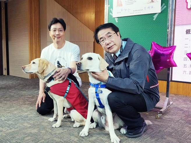 台南市长黄伟哲与惠光导盲犬学校校长曾瀚霖期许公私部门共同关注身障者及银髮族的无障碍空间。（洪荣志摄）