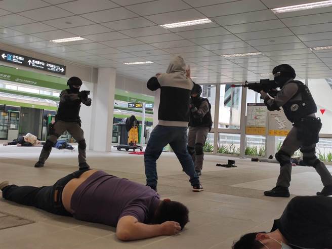 台中市警察局5日在捷运「市政府站」，举行「反恐维安暨多重灾害」演练，过程逼真。（张妍溱摄）