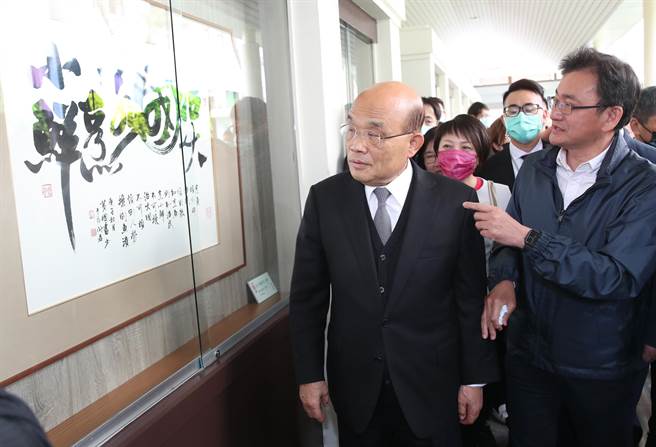 民进党立委黄国书（右）5日在立法院的文化艺廊举办自己的书法作品展，并邀请行政院长苏贞昌（左）在中午议程的空檔来参观，逐一解说每件作品的创作来由。（郑任南摄）