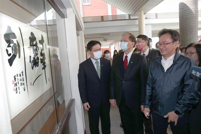 民进党立委黄国书（右）5日在立法院的文化艺廊举办自己的书法作品展，并邀请立法院长游锡（方方土）（中）及交通部长林佳龙（左）在中午议程的空檔来参观，逐一解说每件作品的创作来由。（郑任南摄）