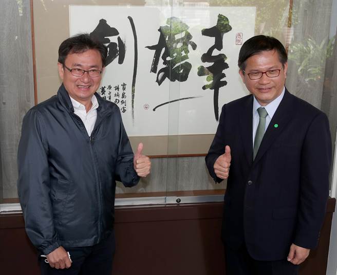  民进党立委黄国书（左）5日在立法院的文化艺廊举办自己的书法作品展，特别邀请交通部长林佳龙（右）在中午议程的空檔来参观，特别在为林佳龙写下的「十年磨一剑」字画前留念。（郑任南摄）