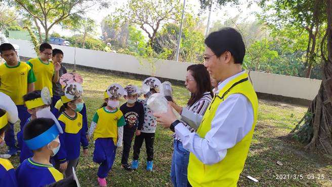 台南市官田国小推广食农教育，这学期种起菇菇。（官田国小提供／刘秀芬台南传真）