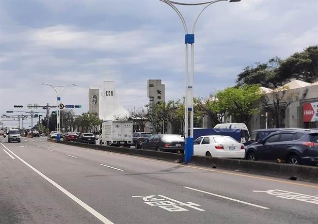 淡水員警巡邏遭轎車撞飛，倒地無意識送醫急救。(熱心民眾提供)