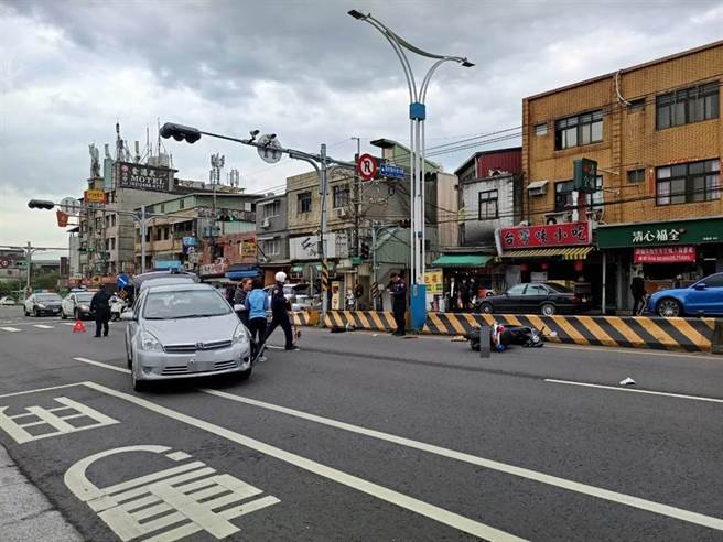 淡水員警5日巡邏時遭轎車撞飛，倒地無意識送醫急救。（翻攝照片／戴上容新北傳真）