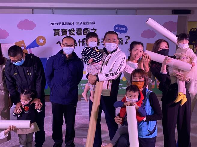 侯友宜5日上午出席蘆洲區長安公托中心的寶寶劇場首場演出。展演間，表演者與侯友宜及現場小朋友互動，小朋友的童言童語逗得大家呵呵大笑，氣氛熱鬧。（戴上容攝）