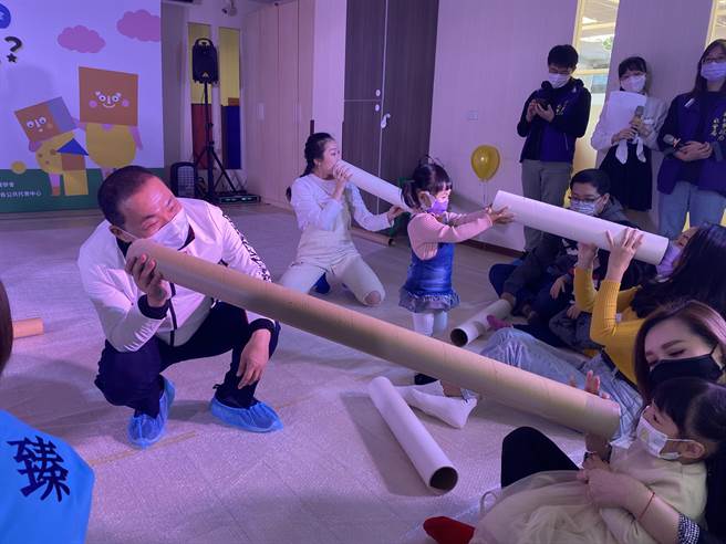 侯友宜5日上午出席蘆洲區長安公托中心的寶寶劇場首場演出。展演間，表演者與侯友宜及現場小朋友互動，小朋友的童言童語逗得大家呵呵大笑，氣氛熱鬧。（戴上容攝）