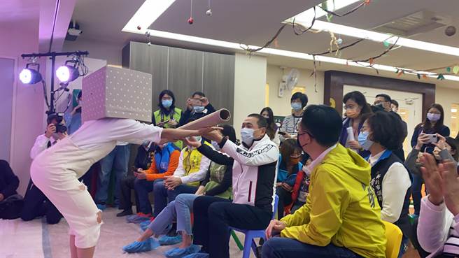 侯友宜5日上午出席蘆洲區長安公托中心的寶寶劇場首場演出。展演間，表演者與侯友宜及現場小朋友互動，小朋友的童言童語逗得大家呵呵大笑，氣氛熱鬧。（戴上容攝）
