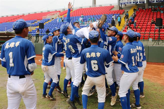 三民高中在木棒联赛夺下季军，赛后球员将总教练张荣勋高抛起来庆祝。（学生棒联提供）
