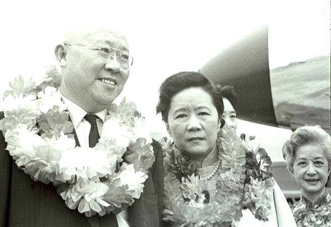 1965年，我旅美物理学家吴健雄（右）和夫婿袁家骝（左）回国讲学，飞抵松山机场。(余忍摄)